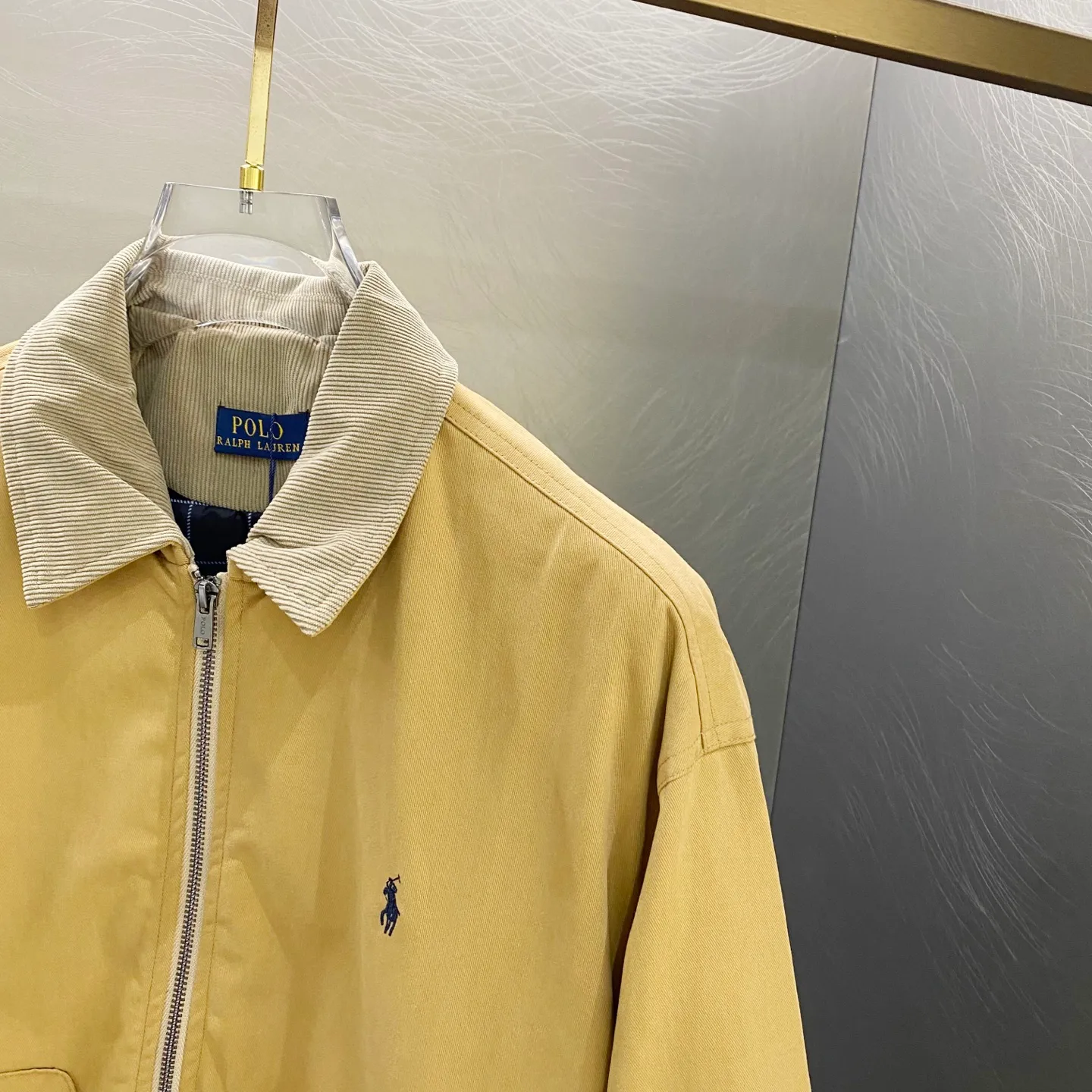 P410 RALPH LAUREN / Ralph Lauren 25 new spring work jacket. Purchase the original sample. The version is three-dimensional and stylish. It adopts multi-functional pocket design, British retro style, simple yet stylish. The pony embroidery on the chest is full and exquisite, retro but not outdated. The corduroy collar, cuffs and placket design, the upper body is full of work wear style!  Original molded custom zipper, original three-label, hangtag, and scannable QR code!  Color: Khaki, Black Size: S / M / L / XL Bust: 130 / 134 / 138 / 142 Length: 70 / 72 / 74 / 76 Shoulder Width: 59.2 / 60.4 / 61.6 / 62.8 Sleeve Length: 53 / 54 / 55 / 56